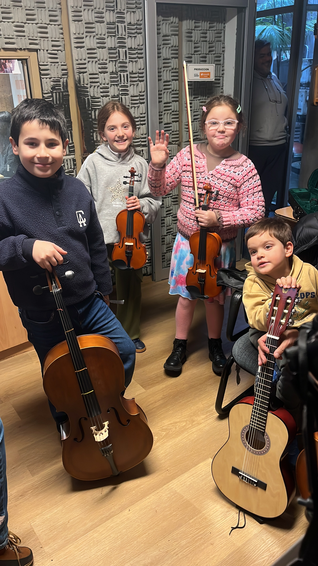 Niños de Arcos Unidos con cello, violines y guitarra