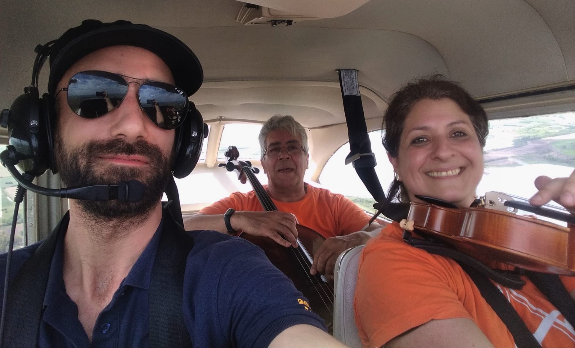 Profesores de Arcos Unidos con violín y cello a bordo de una avioneta