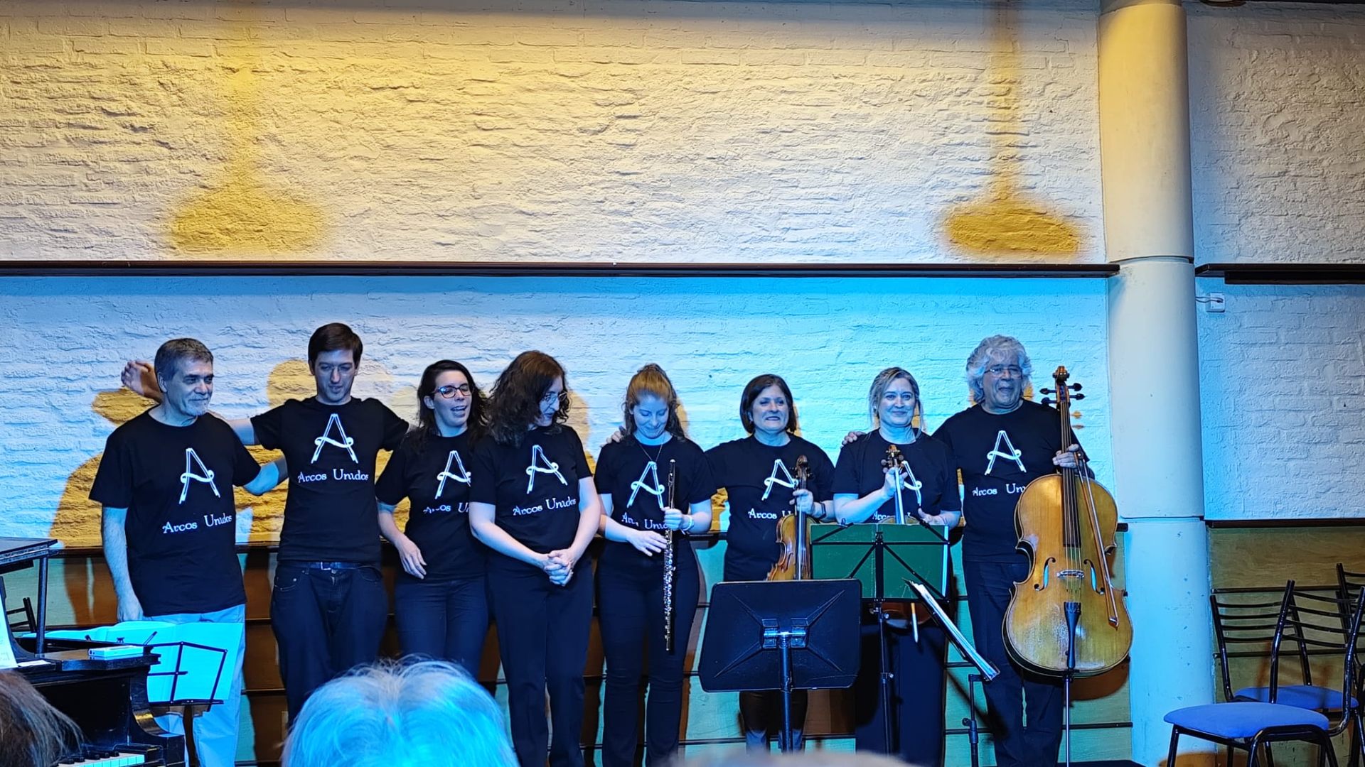 Ensamble de Arcos Unidos saludando al público al final del concierto