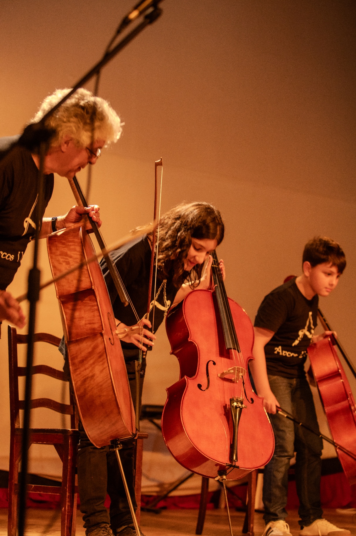 Profesor y estudiantes de cello en concierto