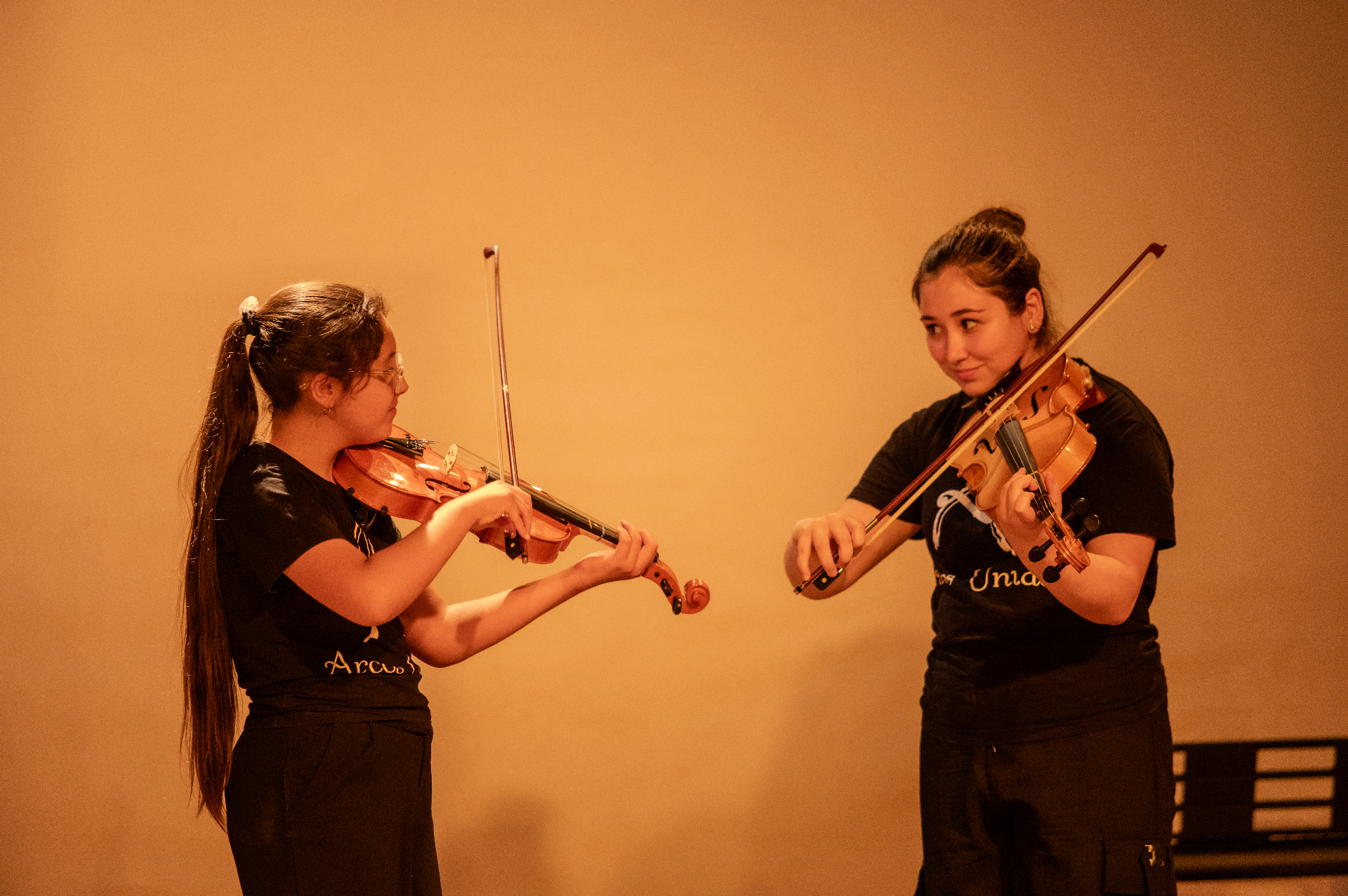 Dúo de violines en escena