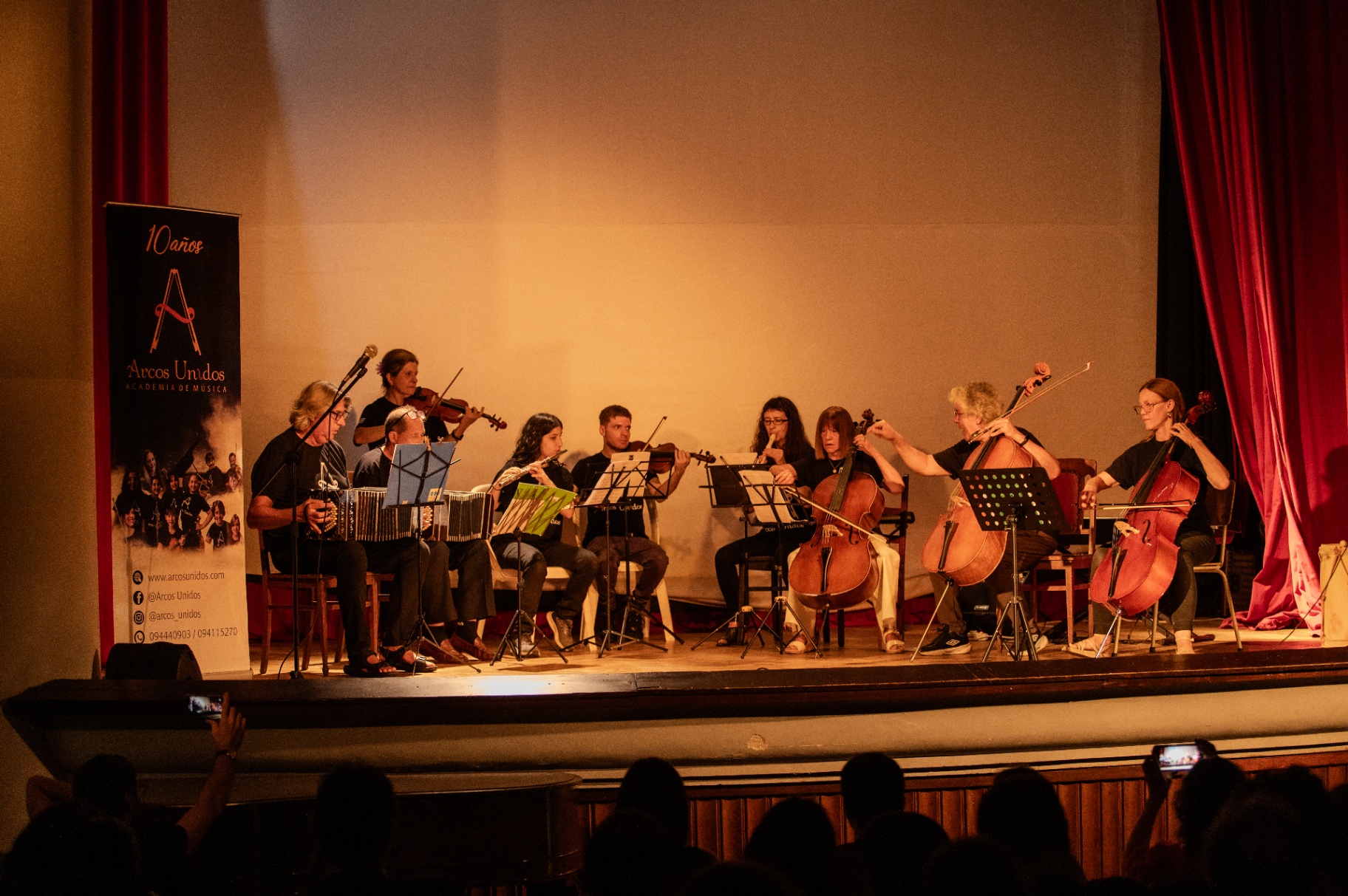 Ensamble de Arcos Unidos en el escenario del 10º aniversario