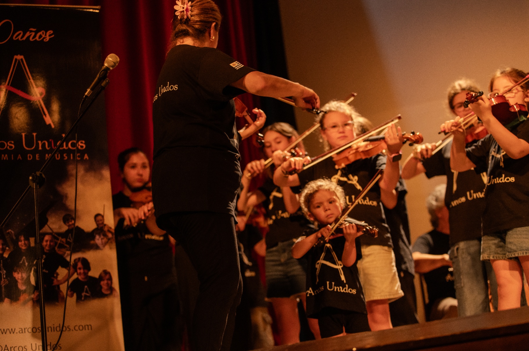 Estudiantes de violín en concierto del 10º aniversario de Arcos Unidos