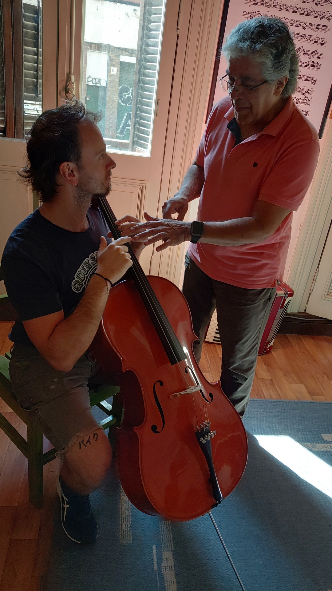 Clase de cello con profesor guiando la técnica