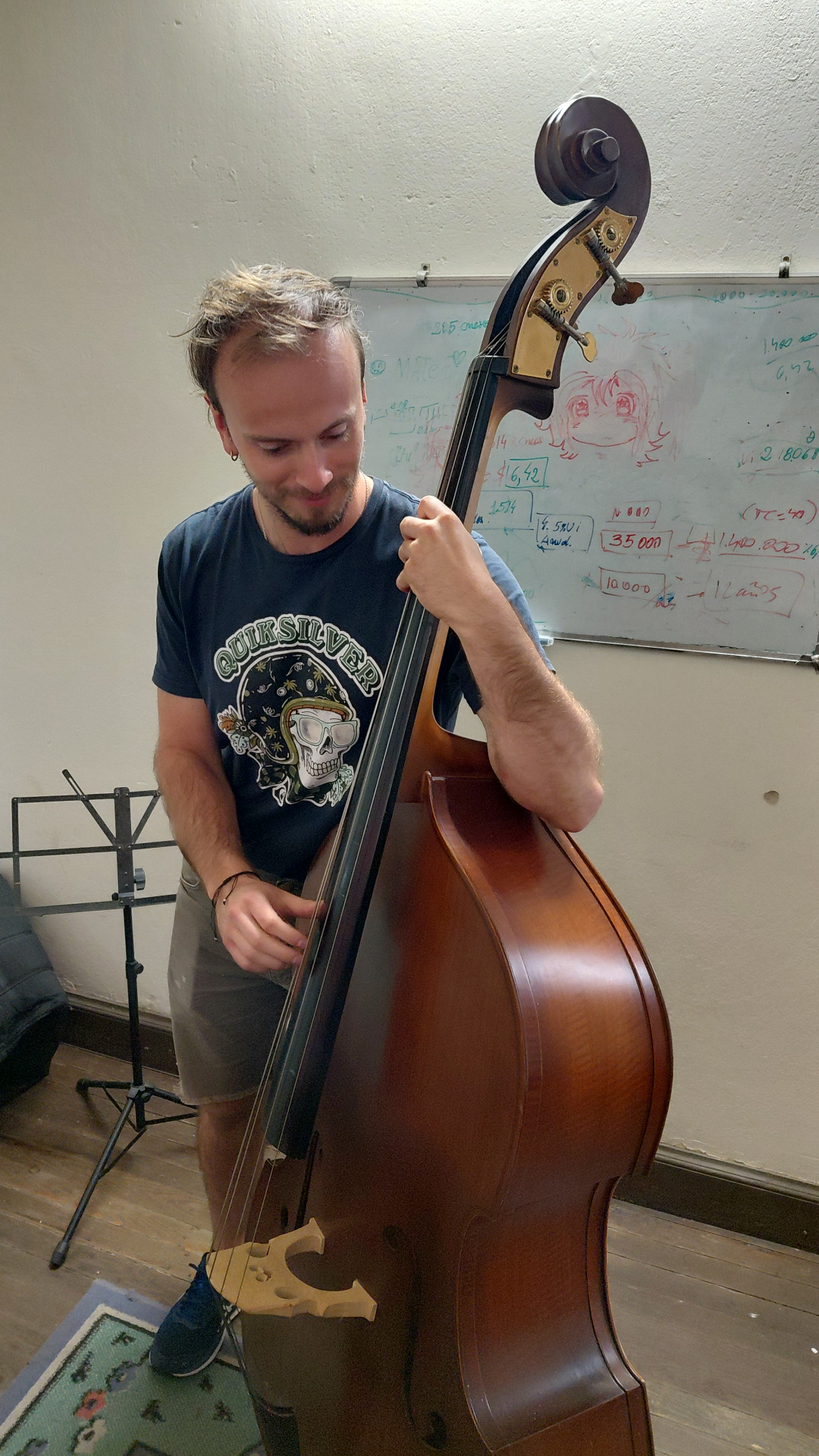 Estudiante de contrabajo practicando en el aula de Arcos Unidos