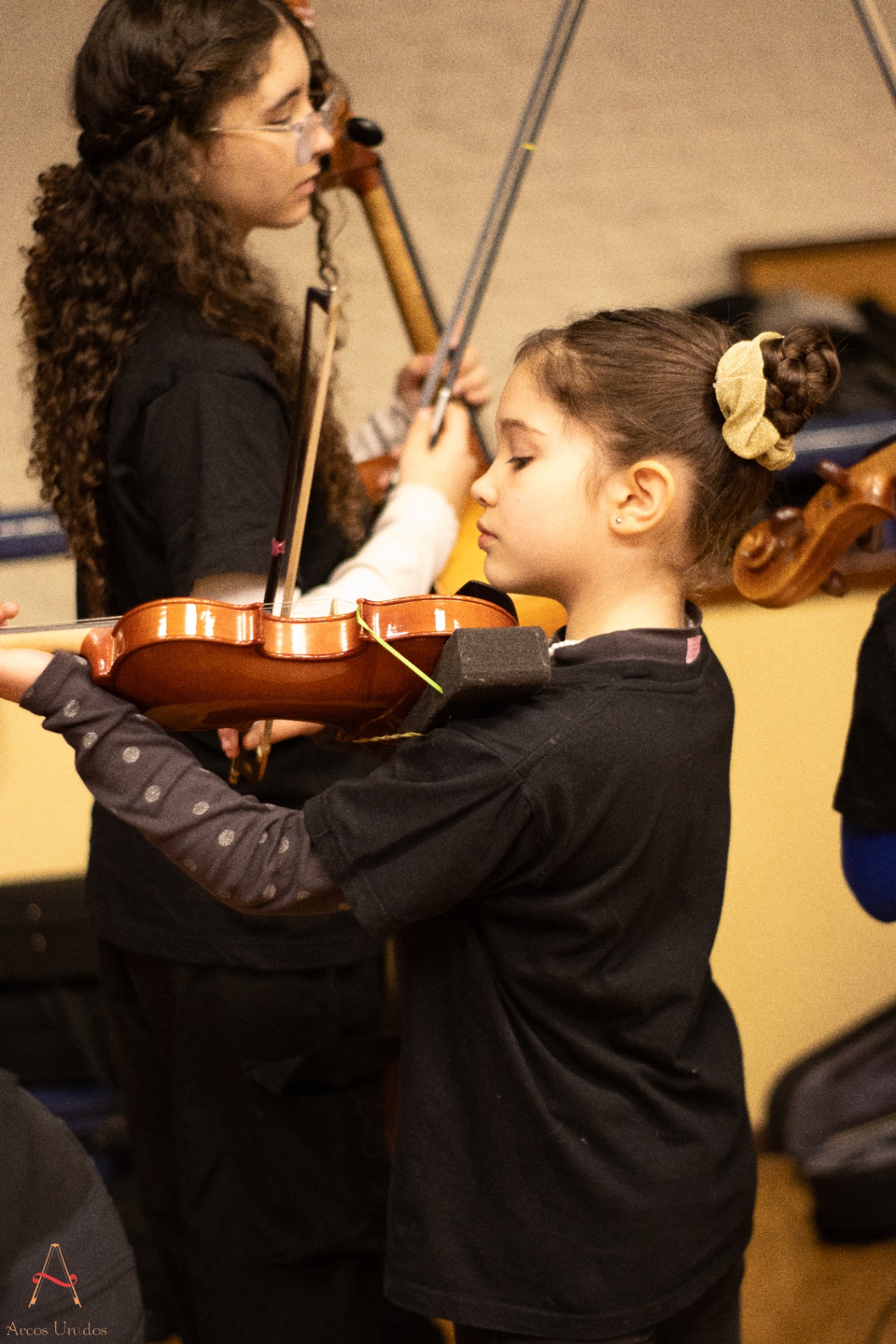 Emilia y Pierina ensayando juntas con cello y violín