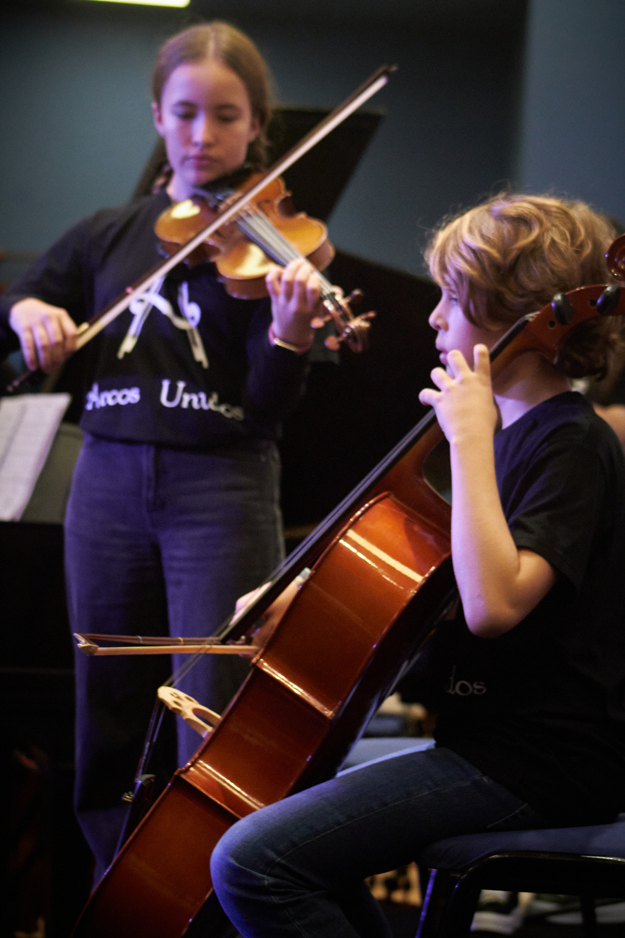 Maya y Leo ensayando juntos con violín y cello