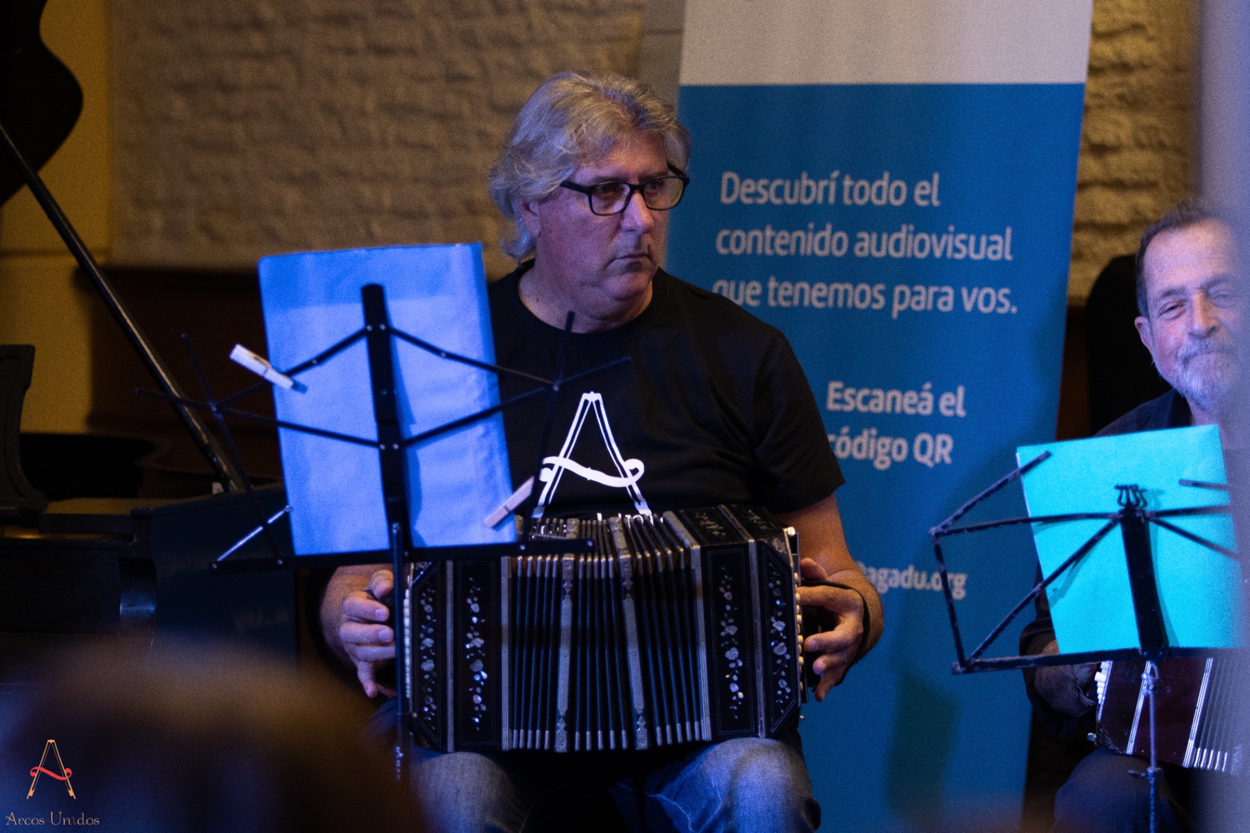 Bandoneonista en concierto de Arcos Unidos