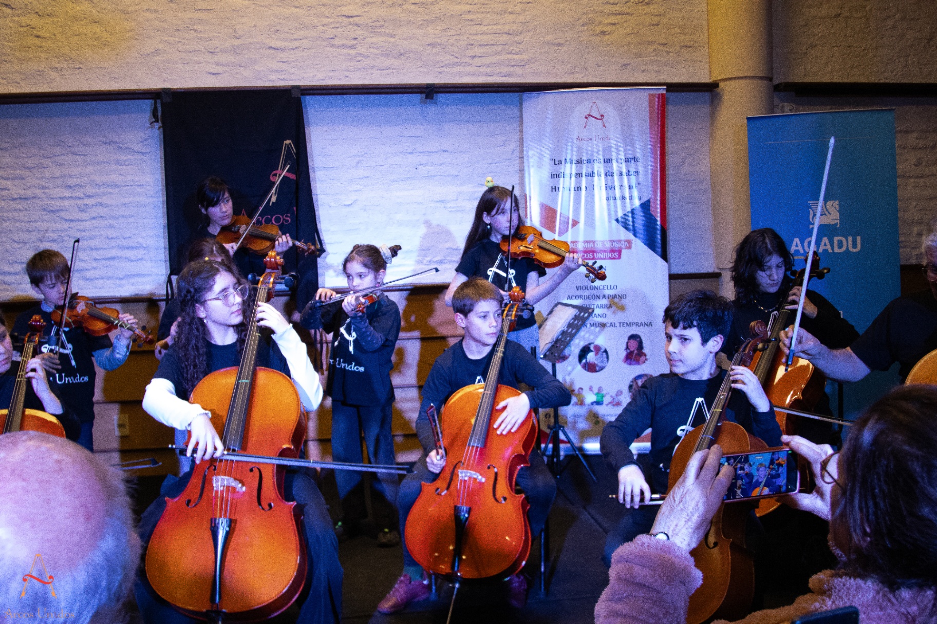 Ensamble de cuerdas de Arcos Unidos en concierto