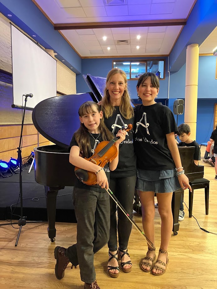 Macarena, Julieta y Nicole posando junto al piano